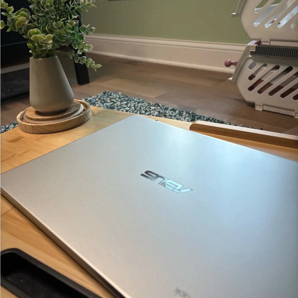 :)ASUS Laptop - Silver Used almost perfect condition (only scuffed up on bottom)